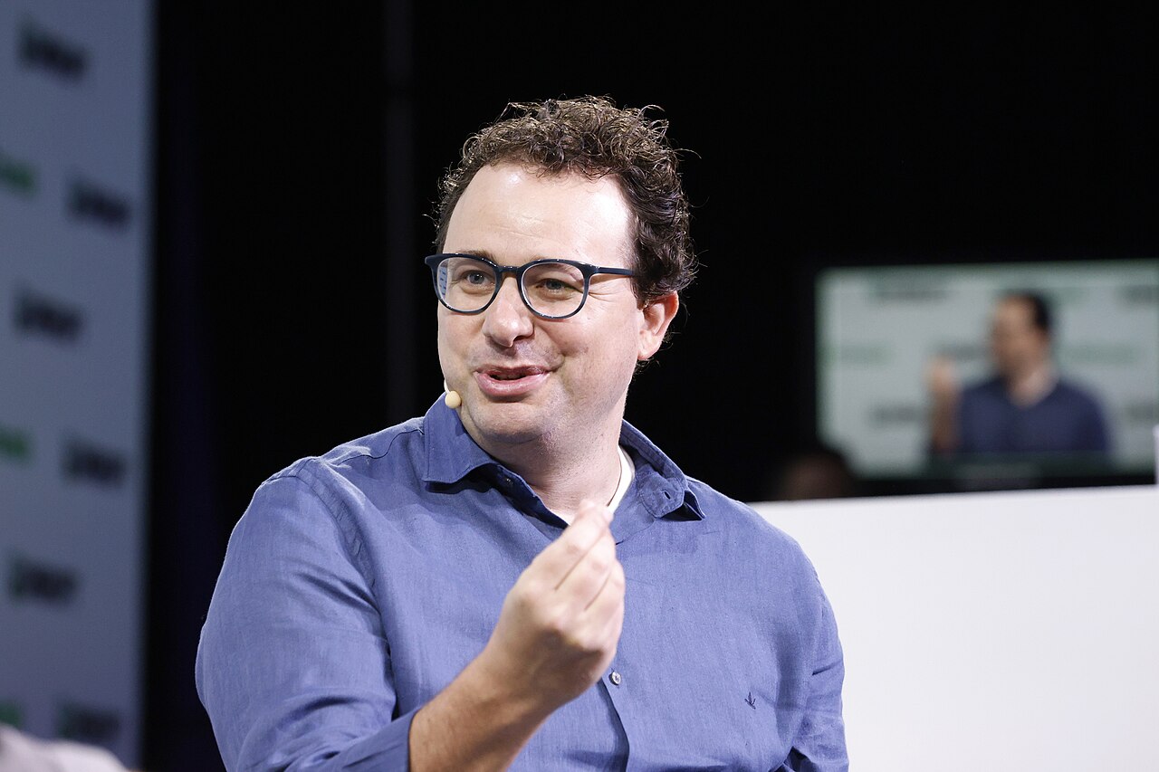Anthropic联合创始人Dario Amodei在2023年TechCrunch Disrupt大会上发言的资料照片