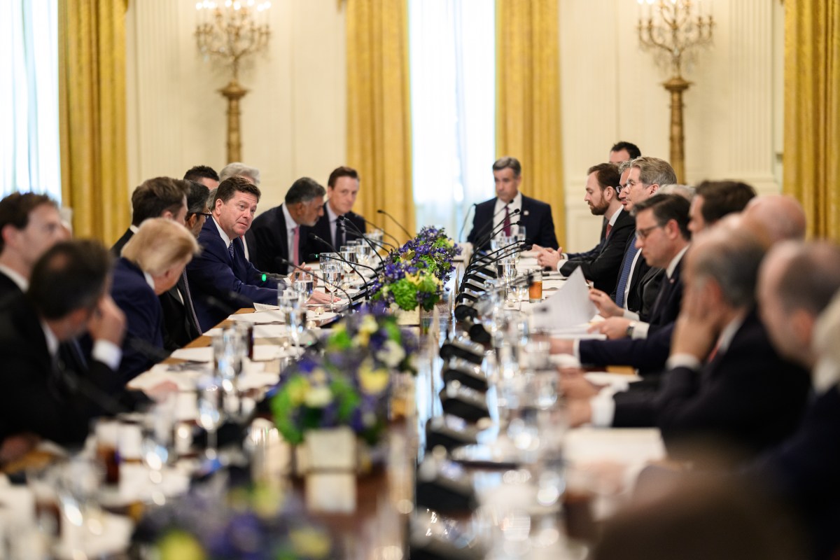 Le 29 septembre 2026, échanges autour d’une longue table lors du déjeuner consacré à l’intelligence artificielle dans la salle Est de la Maison-Blanche