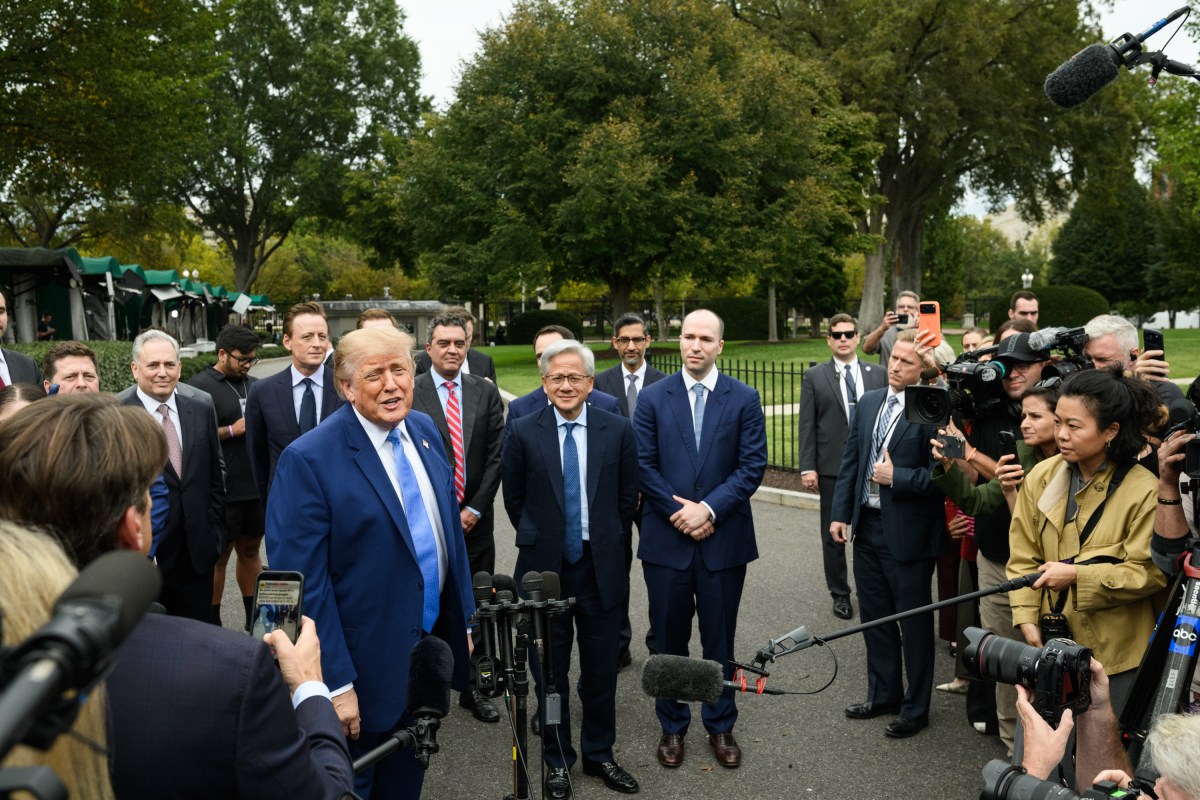 Le 29 septembre 2026, après le déjeuner consacré à l’intelligence artificielle, Donald Trump et des dirigeants d’entreprises technologiques répondent aux médias devant le vestibule de l’aile Ouest de la Maison-Blanche