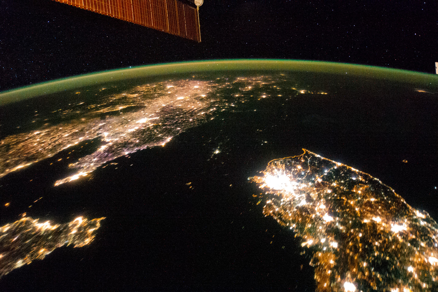 2014年1月30日从国际空间站拍摄的朝鲜半岛夜景资料照片