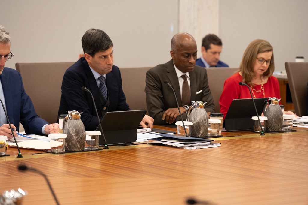 Photo d’archives de participants au FOMC autour de la table de réunion en juin 2026