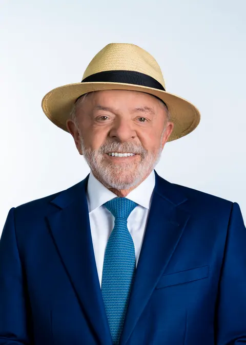 Portrait officiel d’archives de Lula en costume bleu et chapeau clair, daté du 8 août 2026