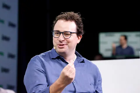 Anthropic联合创始人Dario Amodei在2023年TechCrunch Disrupt大会上发言的资料照片