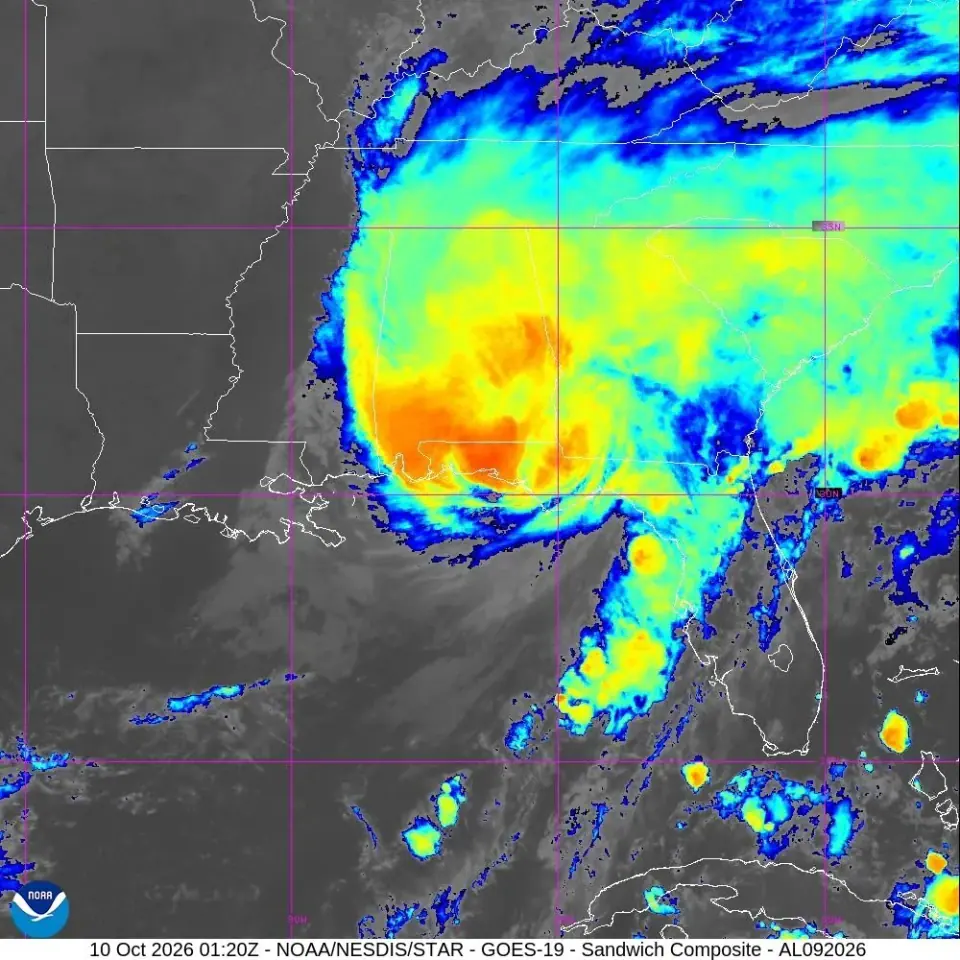 Облачность «Исайаса» на композитном спутниковом снимке GOES-19 от 10 октября 2026 года, 01:20 UTC. NOAA/NESDIS/STAR; опубликовано Национальной метеорологической службой США, общественное достояние.