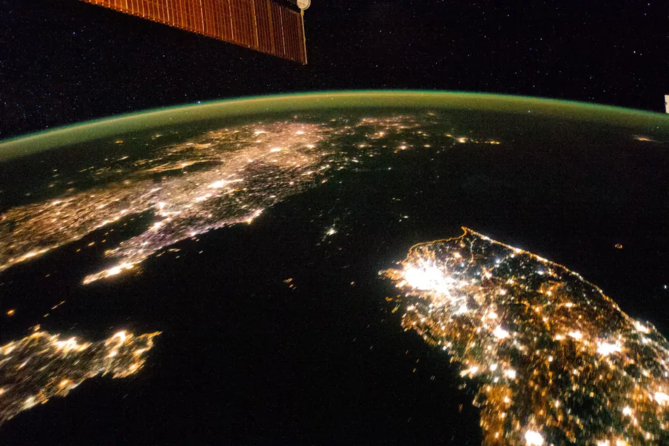 2014年1月30日从国际空间站拍摄的朝鲜半岛夜景资料照片