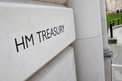 英国财政部建筑上刻有HM TREASURY字样的标牌资料照片